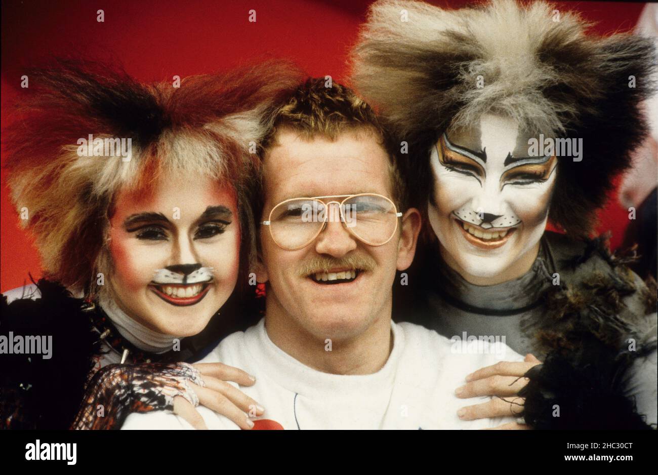 Olympic-Skispringer Eddie 'The Eagle' Edwards mit Schauspielern des  Cats-Musicals Marsha Bland und Amanda Courtenay-Davis Stockfotografie -  Alamy