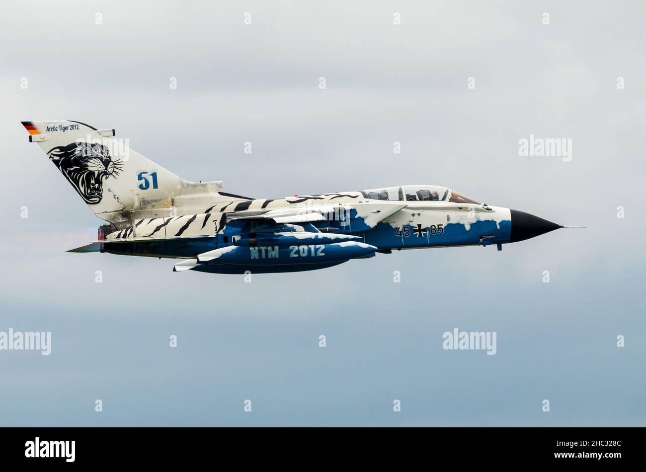 Die deutsche Luftwaffe Panavia Tornado IDS Jet-Jagdflugzeug 45+85 in spezieller Farbgebung des Arctic Tiger 2012. NATO Tiger treffen 2012 Markierungen Stockfoto
