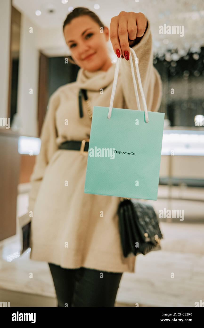 Tiffany einkaufstasche -Fotos und -Bildmaterial in hoher Auflösung – Alamy
