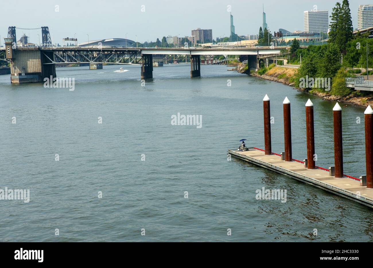 Alleinstehend im Rollstuhl entlang des Willamette River. Portland, Oregon. Stockfoto