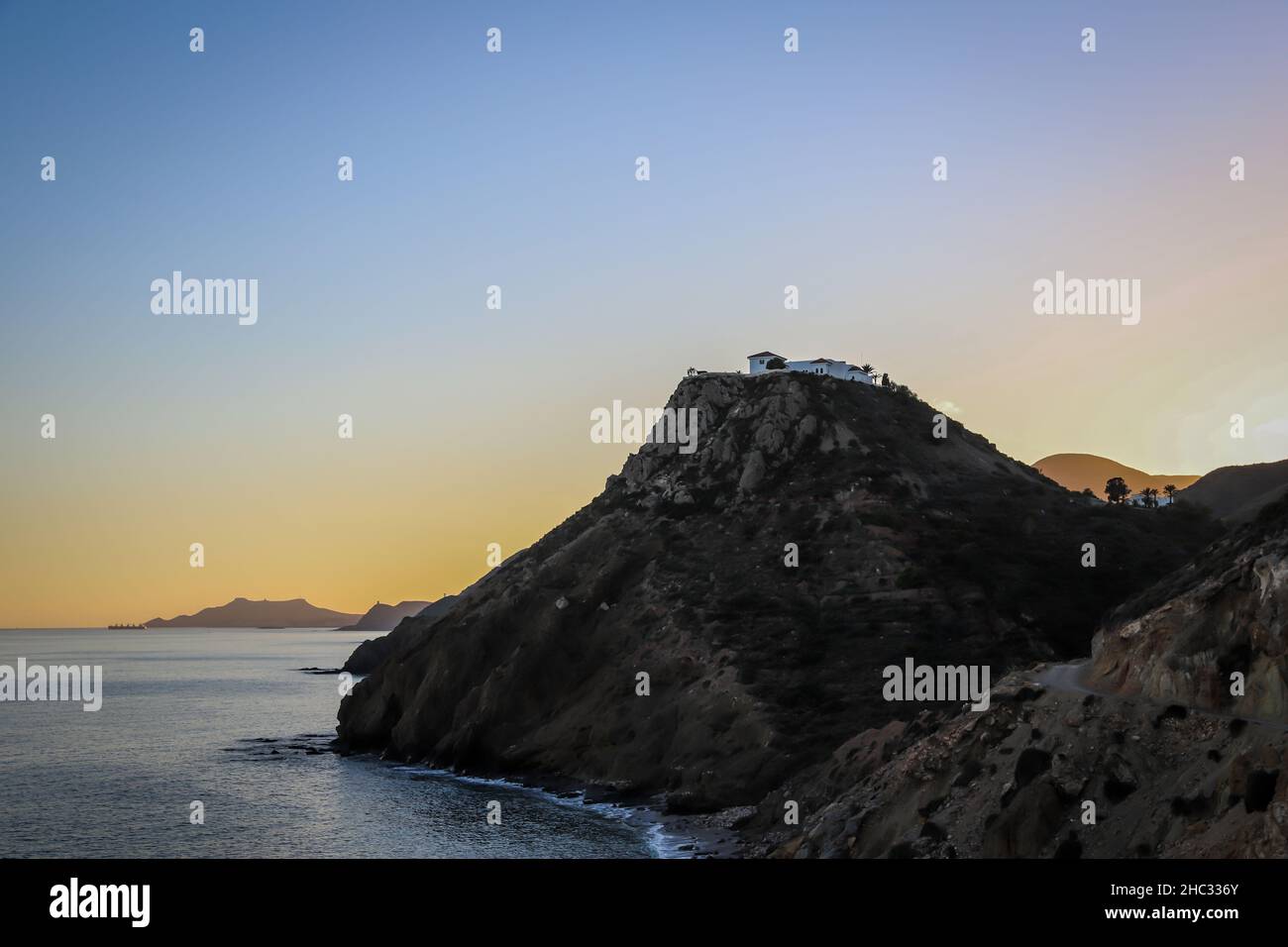 Felsige Küstenlandschaft bei Sonnenuntergang in Mojacar Stockfoto