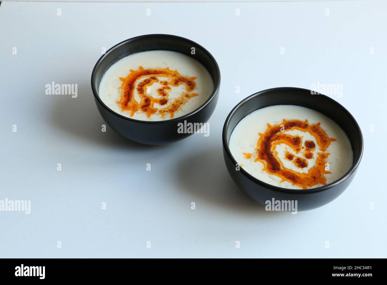 Joghurtsuppe, traditionelle türkische Joghurtsuppe mit Sauce. Weißer Hintergrund. Konzept und Idee des Essens. Stockfoto