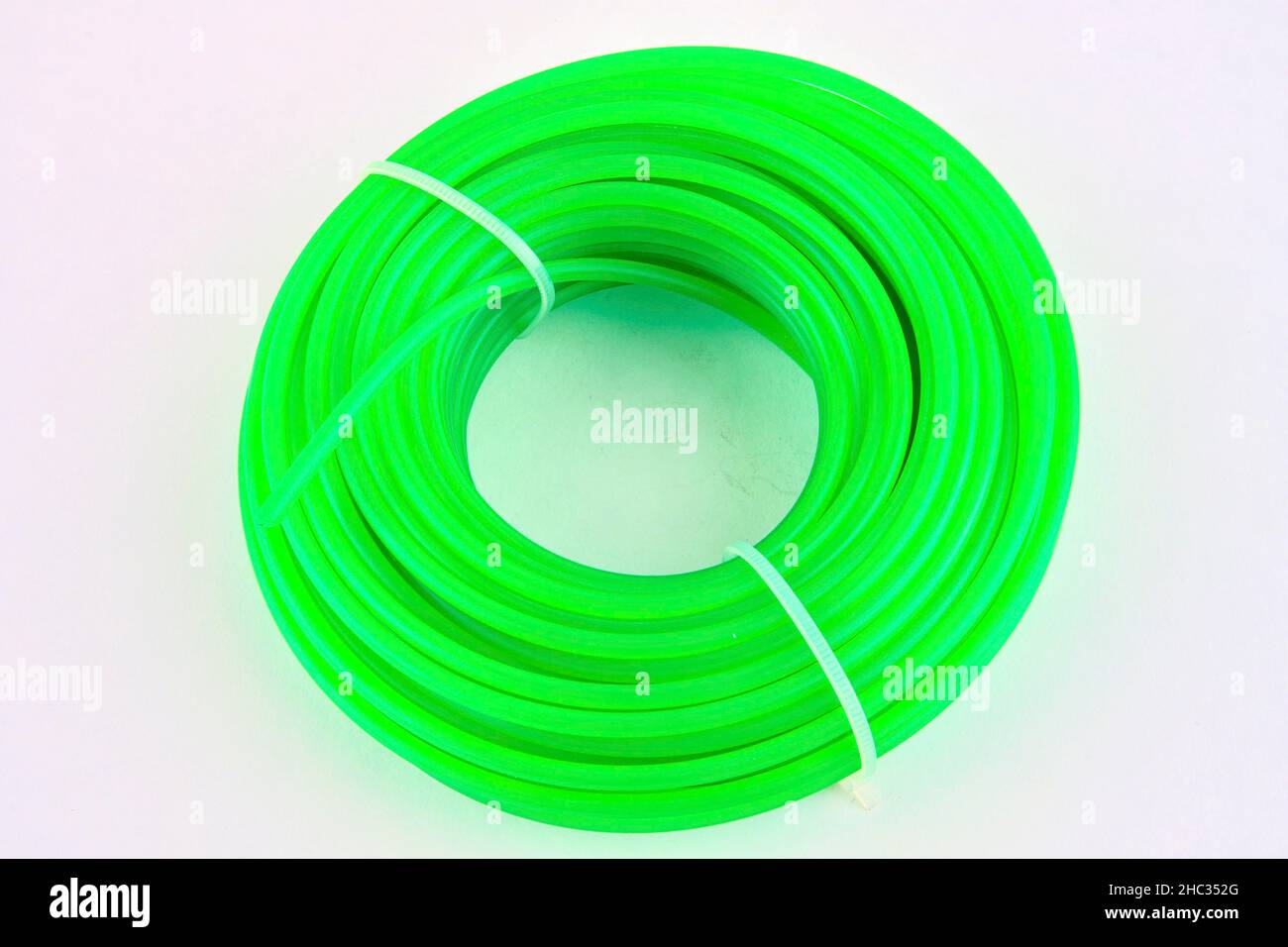 Eine Trimmerlinie für Grasschneider auf weißem Hintergrund. Stockfoto