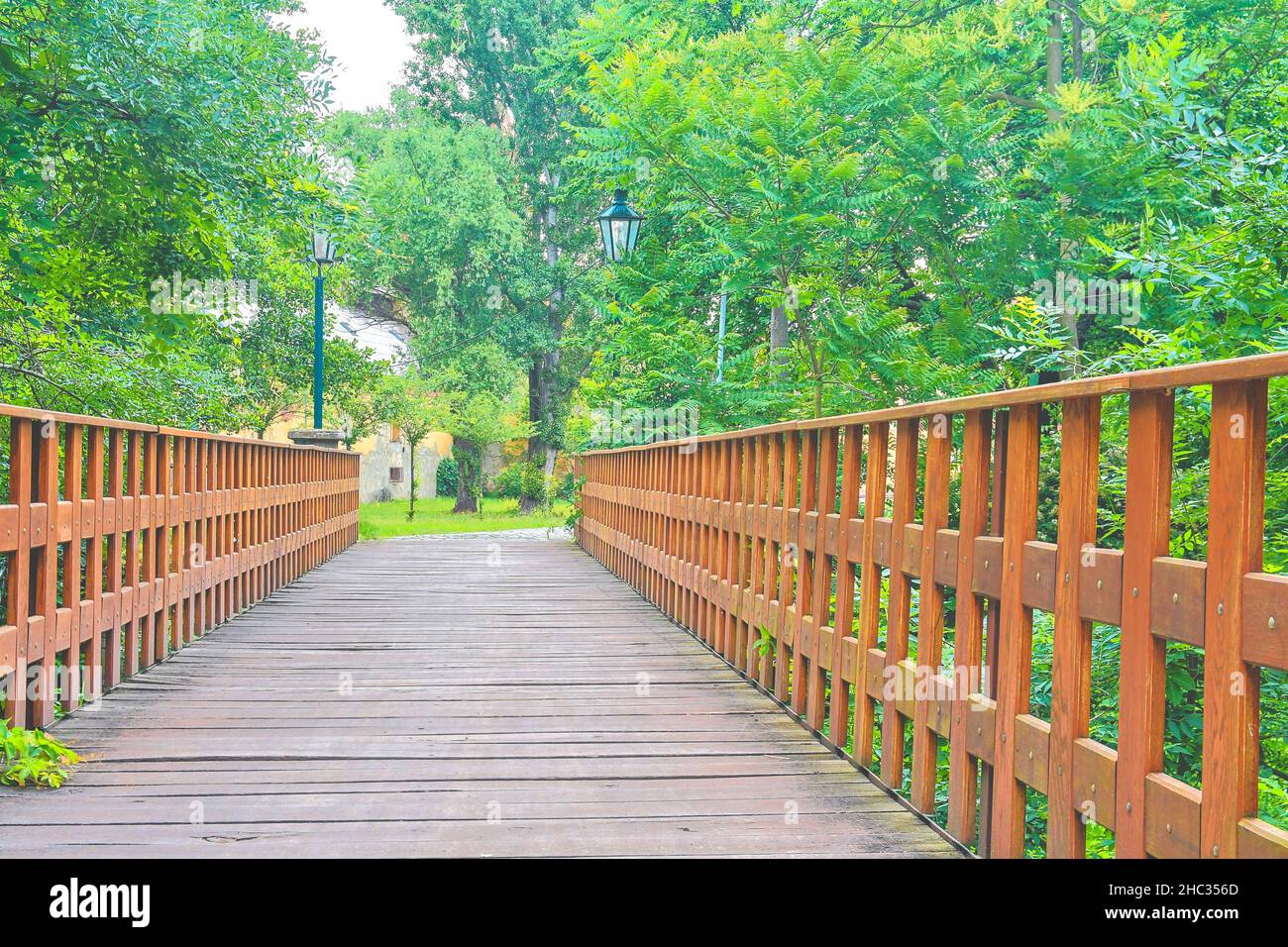 Alte Holzbrücke in der Stadt, natürlicher Vintage-Hintergrund. Stockfoto