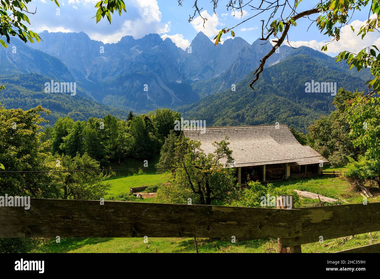 Die traationale Landwirtschaft ist immer noch slowenischer Lebensstil, majestätische Berglandschaft mit Bergspitze im Hintergrund, slowenien Stockfoto