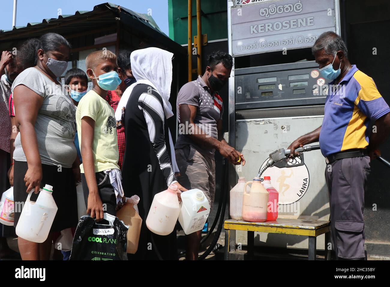 Colombo, Sri Lanka. 23rd Dez 2021. Menschen stehen in einer Schlange, um Kerosin in Colombo zu kaufen (Foto: Saman Abesiriwardana/Pacific Press/Sipa USA) Quelle: SIPA USA/Alamy Live News Stockfoto