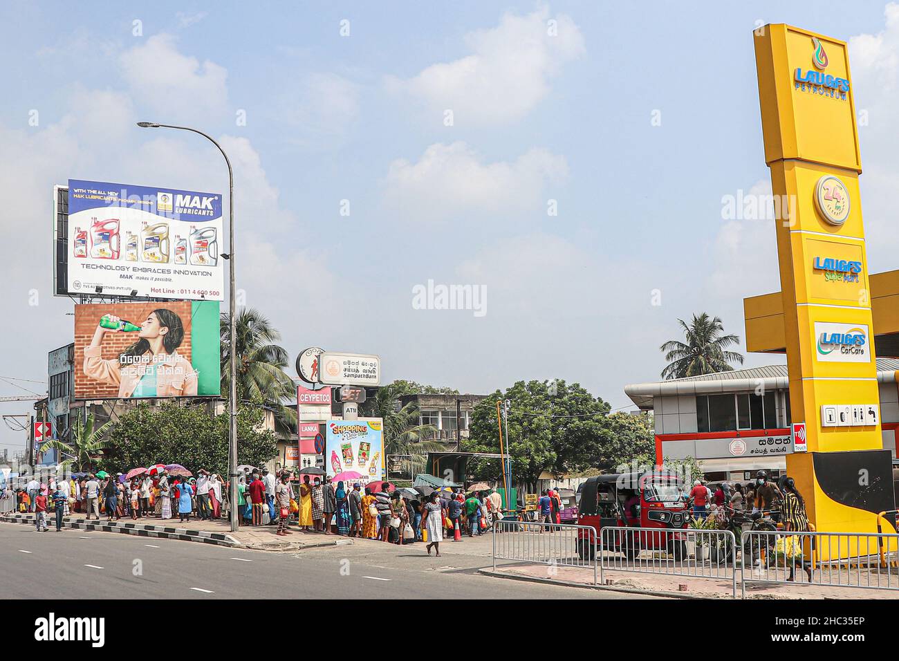 Colombo, Sri Lanka. 23rd Dez 2021. Menschen stehen in einer Schlange, um Kerosin in Colombo zu kaufen (Foto: Saman Abesiriwardana/Pacific Press/Sipa USA) Quelle: SIPA USA/Alamy Live News Stockfoto