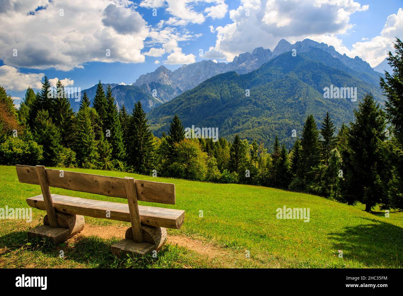 Die traationale Landwirtschaft ist immer noch slowenischer Lebensstil, majestätische Berglandschaft mit Bergspitze im Hintergrund, slowenien Stockfoto