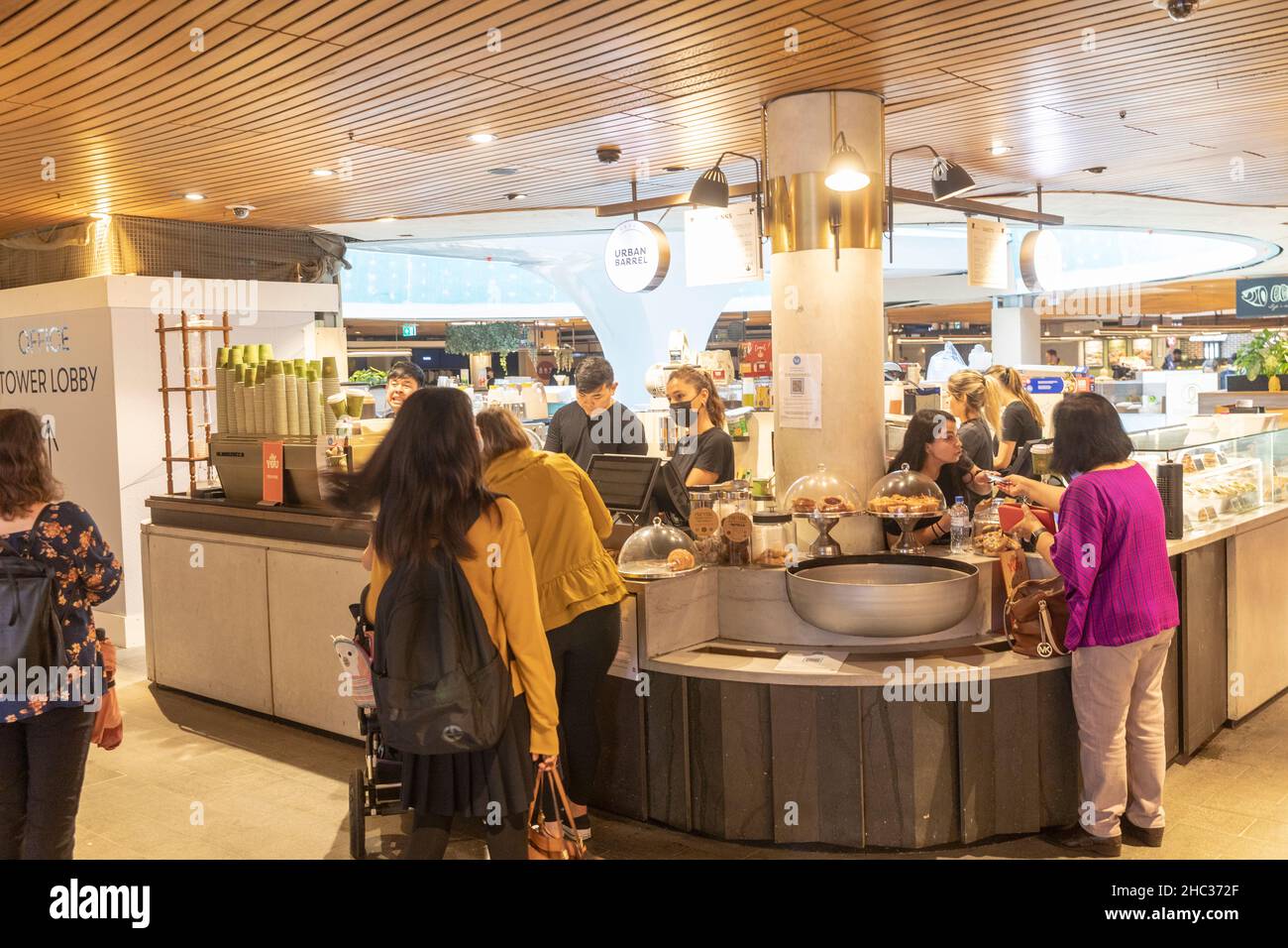 Dezember 2021 während der Zunahme der omicron-Fälle bedient das kleine Sydney City Centre Café Kunden mit Kaffee und Essen, Sydney, NSW, Australien Stockfoto