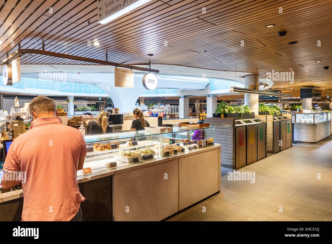 Dezember 2021 während der Zunahme der omicron-Fälle bedient das kleine Sydney City Centre Café Kunden mit Kaffee und Essen, Sydney, NSW, Australien Stockfoto
