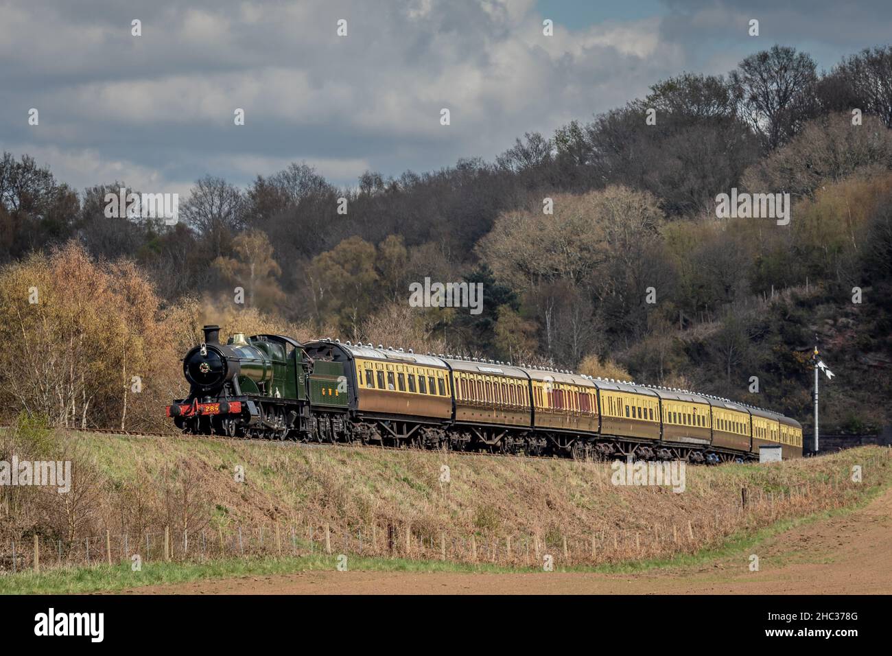 GWR '28xx' 2-8-0 No. 2857 fährt vom Bewdley-Tunnel auf der Severn Valley Railway, Worcestershire Stockfoto