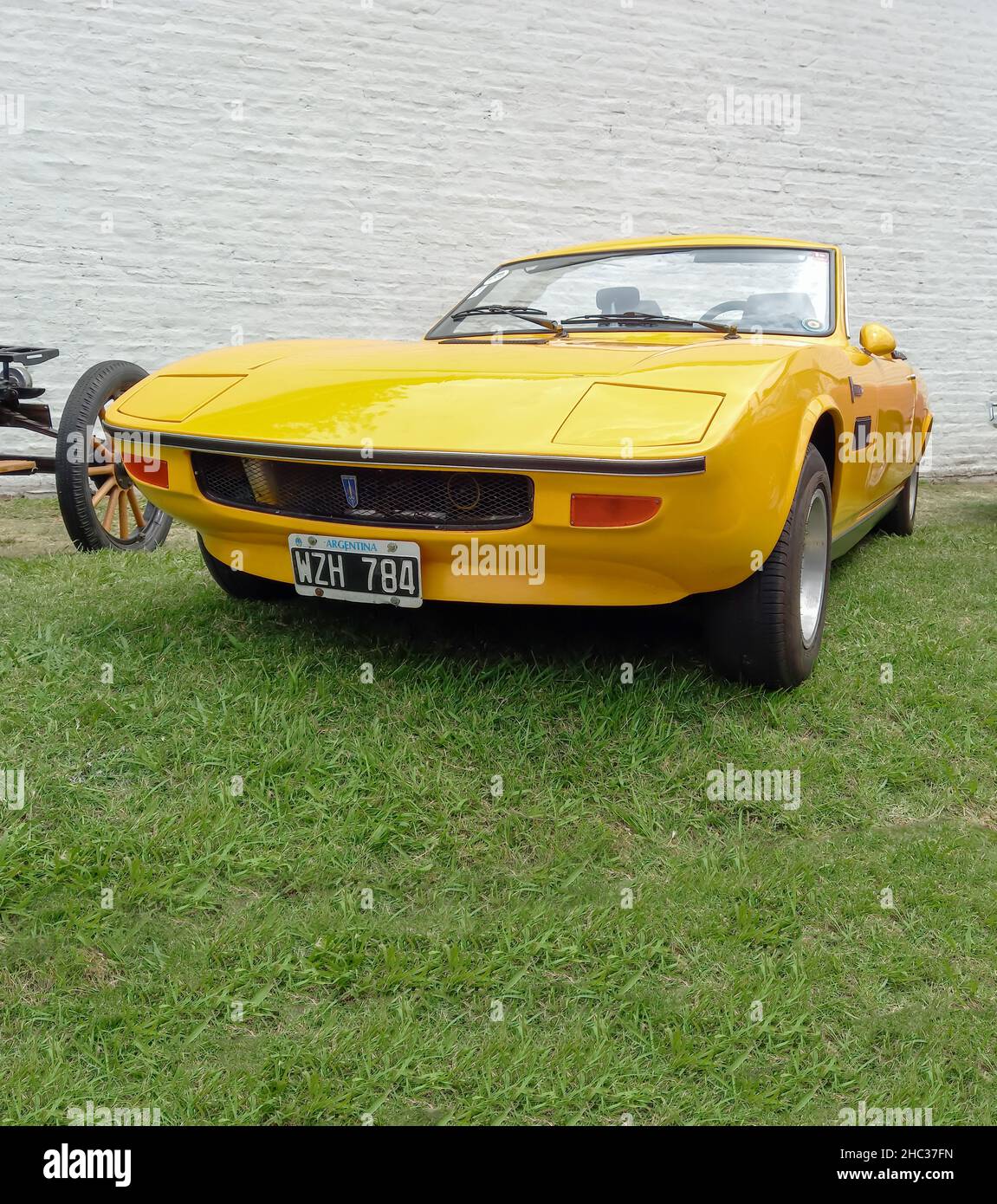 Lomas de Zamora, Argentinien - 4. Dez 2021 - sportlich-gelber argentinischer Roadster Crespi Tulieta GT 1970s Cabriolet. Vorderansicht. CADEAA 2021 cla Stockfoto