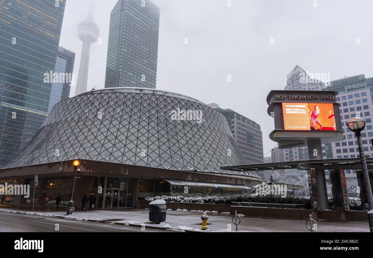 Toronto, Ontario, Kanada - Dezember 18 2021 : David Pecaut Square an einem verschneiten Wintertag. Toronto Wolkenkratzer Skyline im Hintergrund. Stockfoto