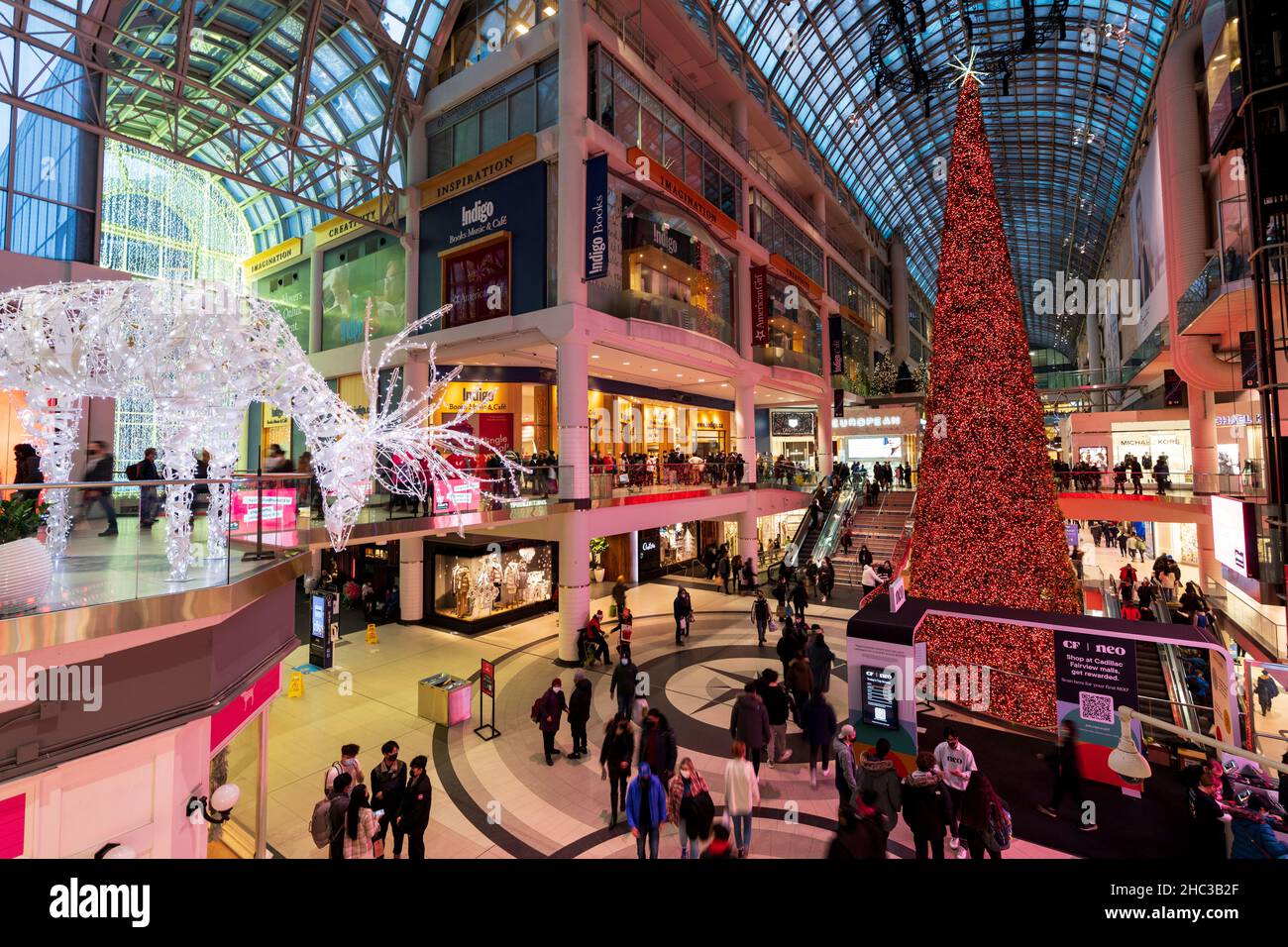 Toronto Eaton Centre während der weihnachtsdekoration. Menschenmengen, die hier während der Pandemieperiode des 19. Covid einkaufen. Stockfoto Toronto Eaton Centre während der weihnachtsdekoration. Menschenmengen, die hier während der Pandemieperiode des 19. Covid einkaufen. Stockfoto