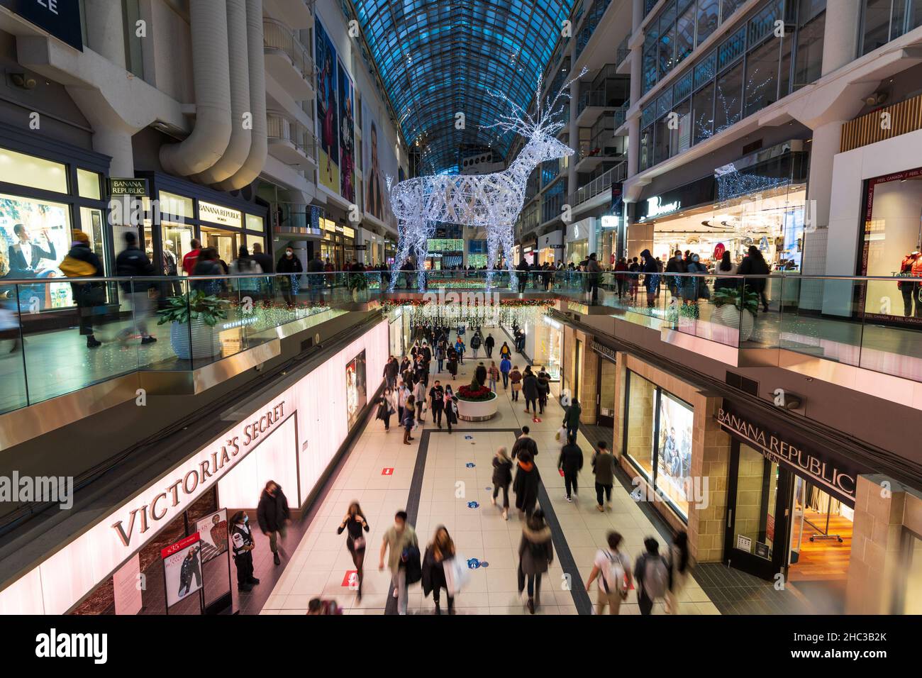 Toronto Eaton Centre während der weihnachtsdekoration. Menschenmengen, die hier während der Pandemieperiode des 19. Covid einkaufen. Stockfoto