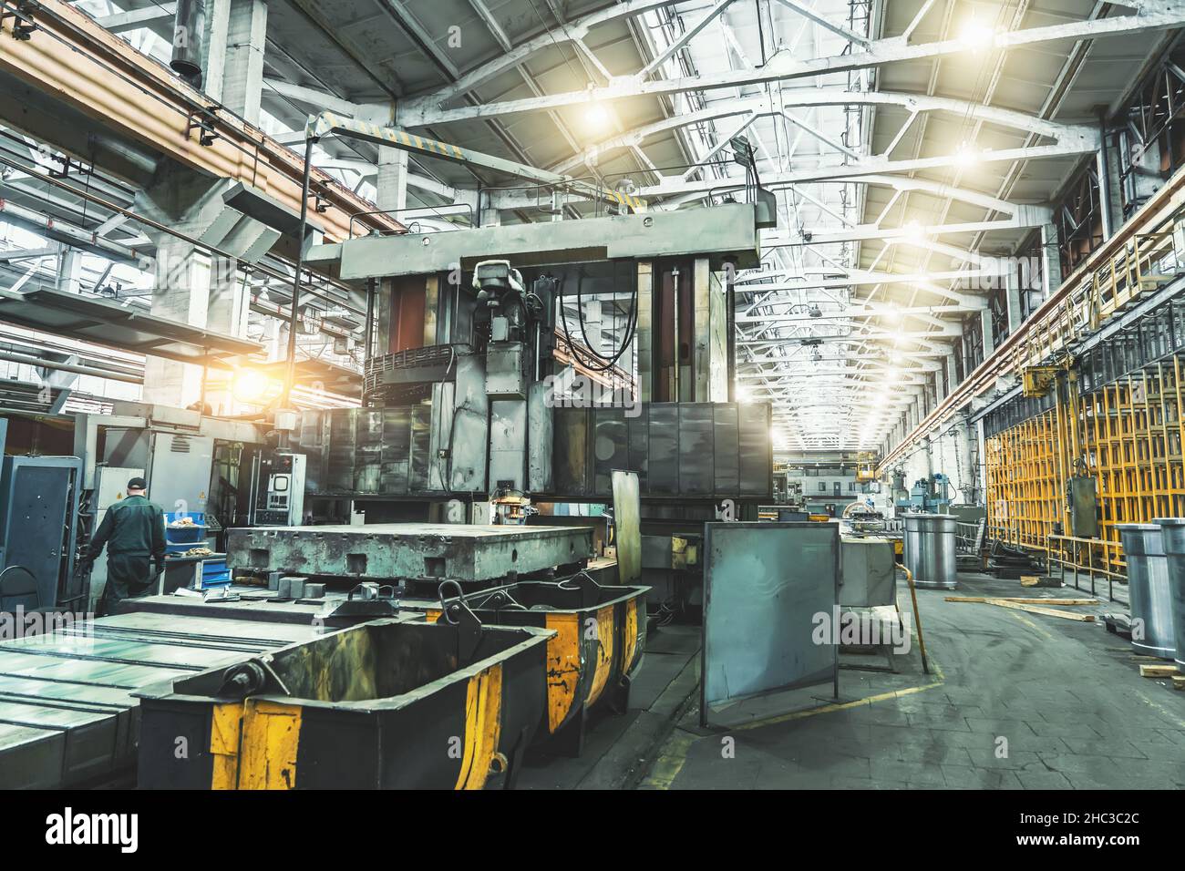 Innenraum des großen industriellen Metallbearbeitungsfabrikgebäudes mit Stahlmaschinen, metallurgische Anlage. Stockfoto