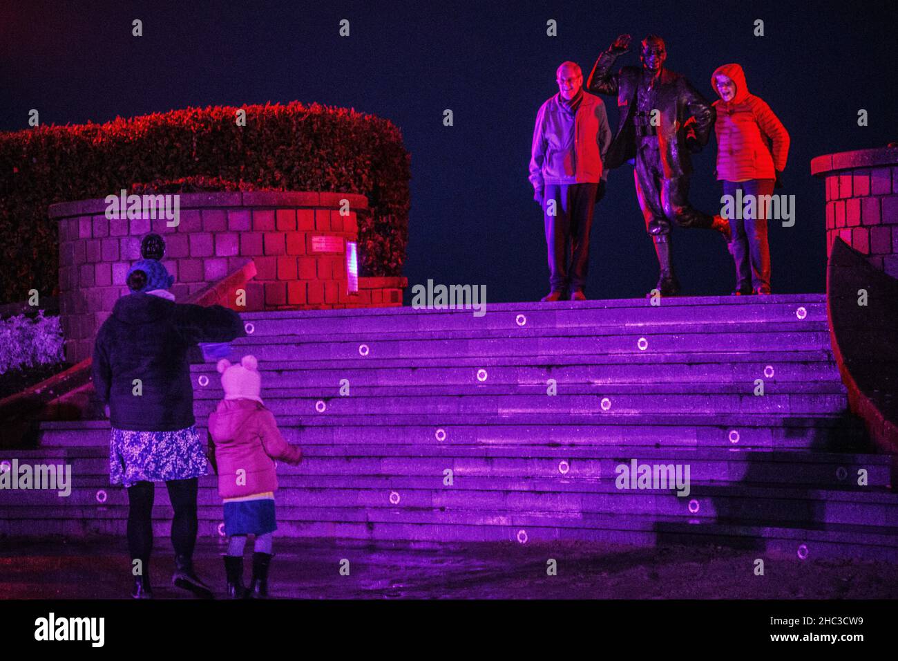 Morecambe, Lancashire, Vereinigtes Königreich 23rd December 2021 Morecambe wird dieses Weihnachten von einer zusätzlichen saisonalen Beleuchtung beleuchtet, die Teil des 2021 Morecambe Business Improvement District (BID) Sparkle, Eine Vorschau darauf, was getan werden kann, wenn die Mittel aus dem Welcome Back Fund und dem County Council von Lancashire gesichert werden können, von 1919 bis 1996, bis Budgetkürzungen und Sicherheitsprobleme dazu führten, dass sie gestrichen wurden Morecambe ist Gastgeber eigener Illuminationen. Im Rahmen des Programms „Aktuell“ werden programmierbare LED-Leuchten mit geringer Energie zur Beleuchtung von Queen, Nelson, Pedder, Market und Victoria Street eingesetzt Stockfoto