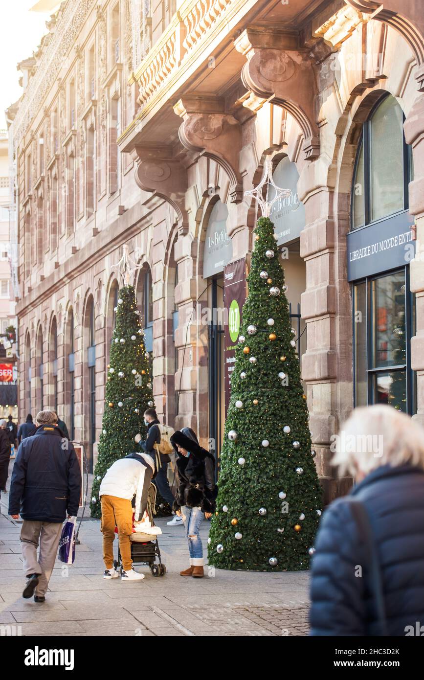 Belebte Fußgänger Stadtzentrum mit Menschen zu Fuß in der Nähe Aubette Gebäude Place Kleber junge Eltern organisieren Kind in einem Kinderwagen in der Nähe von Weihnachtsbaum Stockfoto