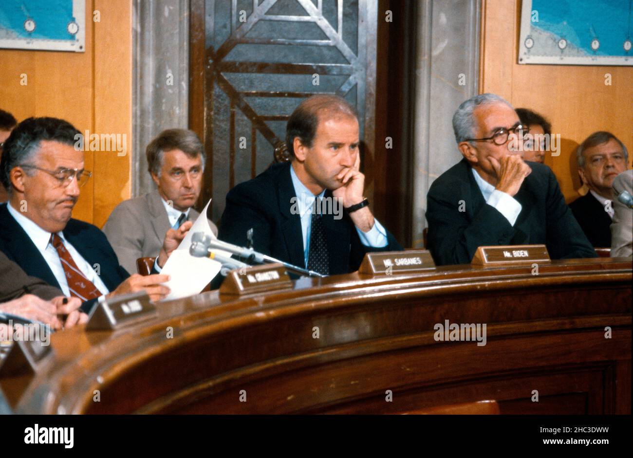 Mitglieder des Senatsausschusses für Außenbeziehungen der Vereinigten Staaten hören zu, wie US-Außenminister George P Shultz am 10. September 1987 in Washington, DC, über die Außenbeziehungen zur Lage in Mittelamerika spricht. Von links nach rechts: US-Senator Paul Sarbanes (Demokrat von Maryland), US-Senator Joe Biden (Demokrat von Delaware) und US-Senator Claiborne Pell (Demokrat von Rhode Island), Vorsitzender. Kredit: Howard L. Sachs/CNP Stockfoto