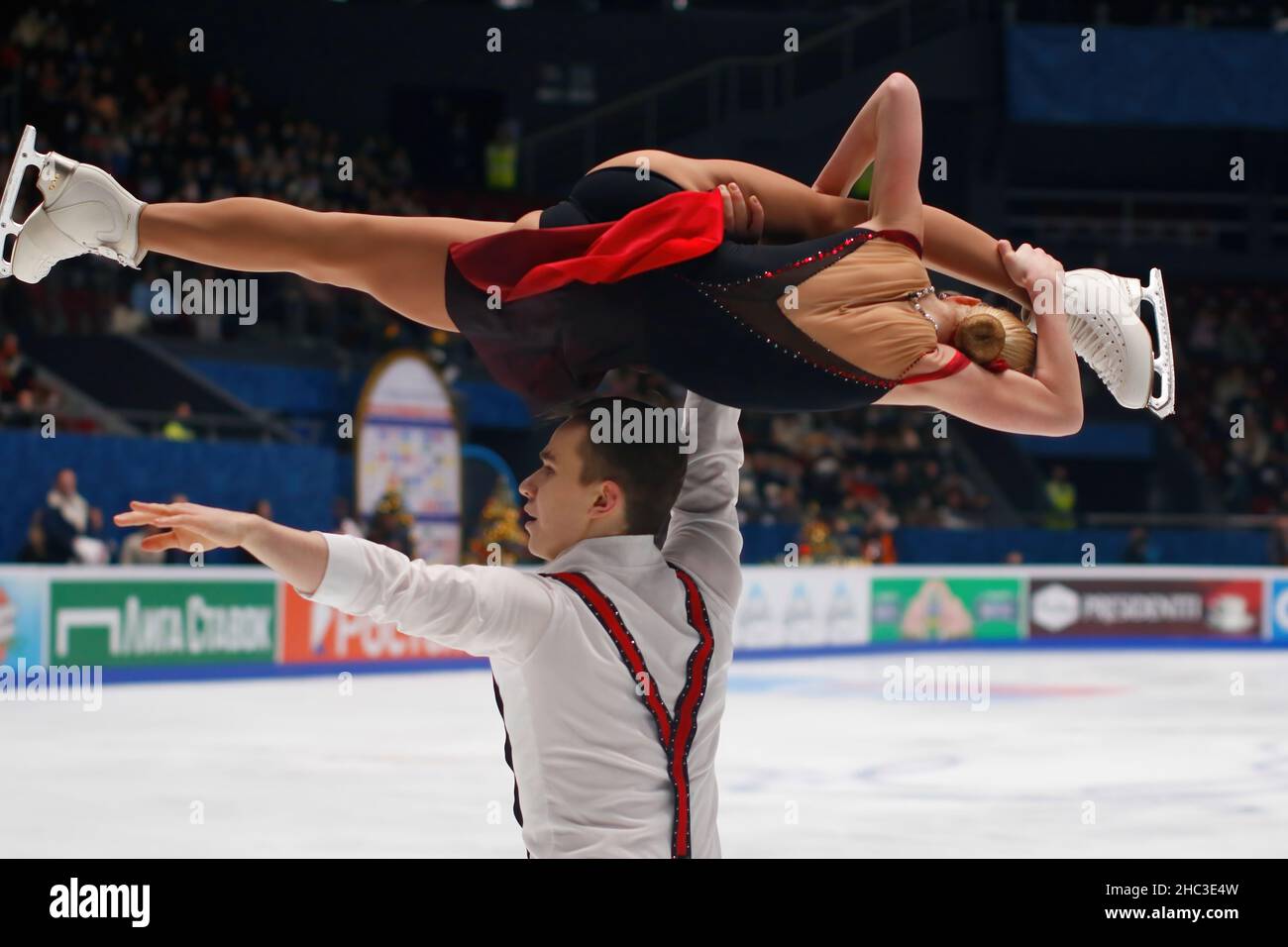 Sankt Petersburg, Russland. 23rd Dez 2021. Anastasia Mukhortova und Dmitri Jewgenjew aus Russland treten während des Pairs, Short Program am ersten Tag der Rostelecom Russian Nationals 2022 of Figure Skating im Yubileyny Sports Palace in Sankt Petersburg an. Endergebnis: 59,88 Credit: SOPA Images Limited/Alamy Live News Stockfoto