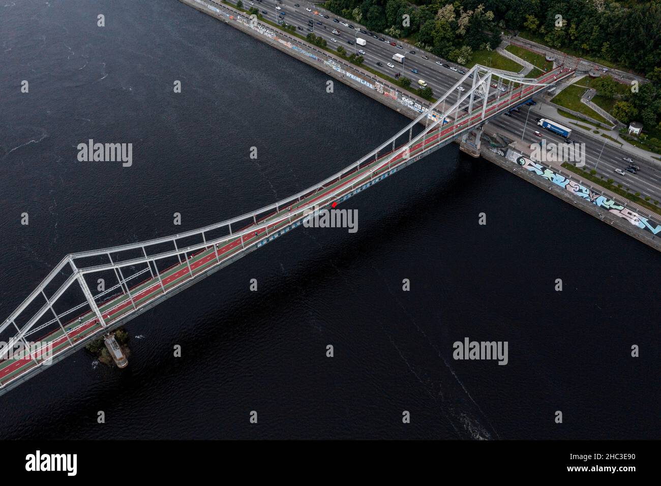 Luftaufnahme der Brücke in Kiew über den Dnjepr Stockfoto