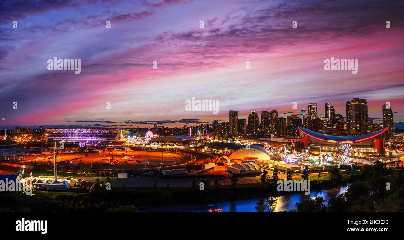 Wunderschöner Sonnenuntergang über der Stadt Calgary in Alberta, Kanada, mit Panoramablick auf das Geschäfts- und Finanzviertel der Innenstadt über dem Bow River. Stockfoto