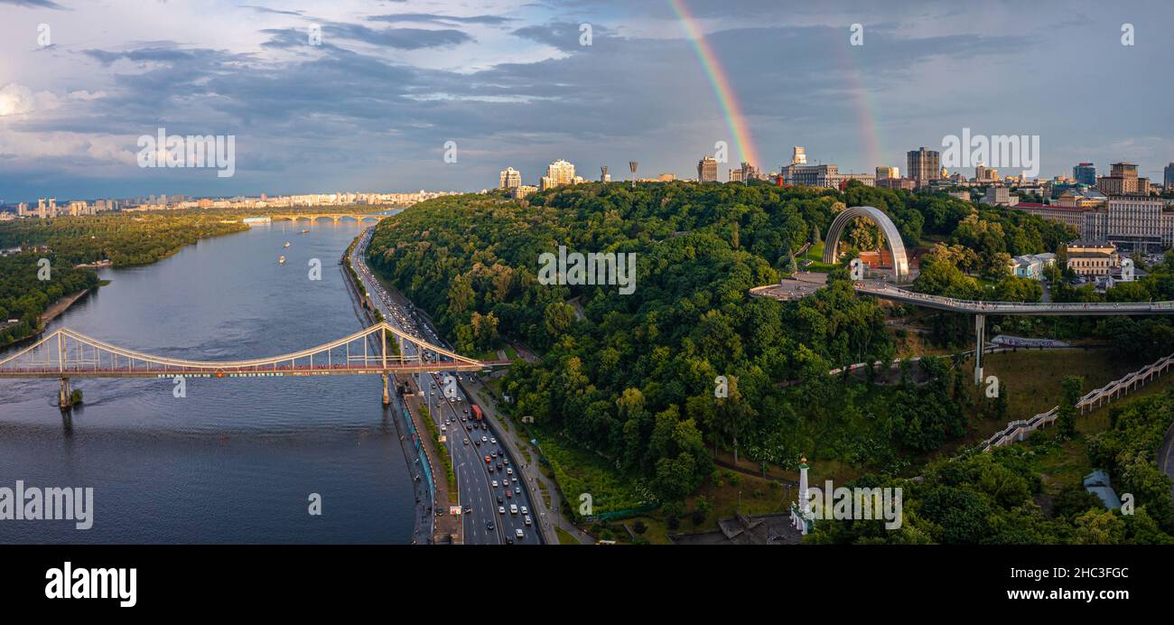 Panoramablick auf die Stadt Kiew mit einem wunderschönen Regenbogen über der Stadt. Stockfoto