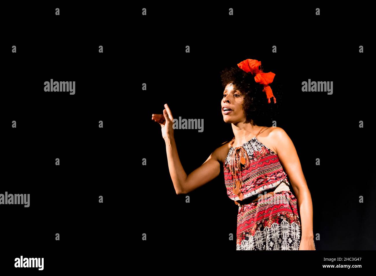 Schauspielerin auf der Bühne repräsentiert einen dramatischen Charakter. Sie steht. Szene in einem Theater in der Stadt Salvador, Brasilien. Stockfoto