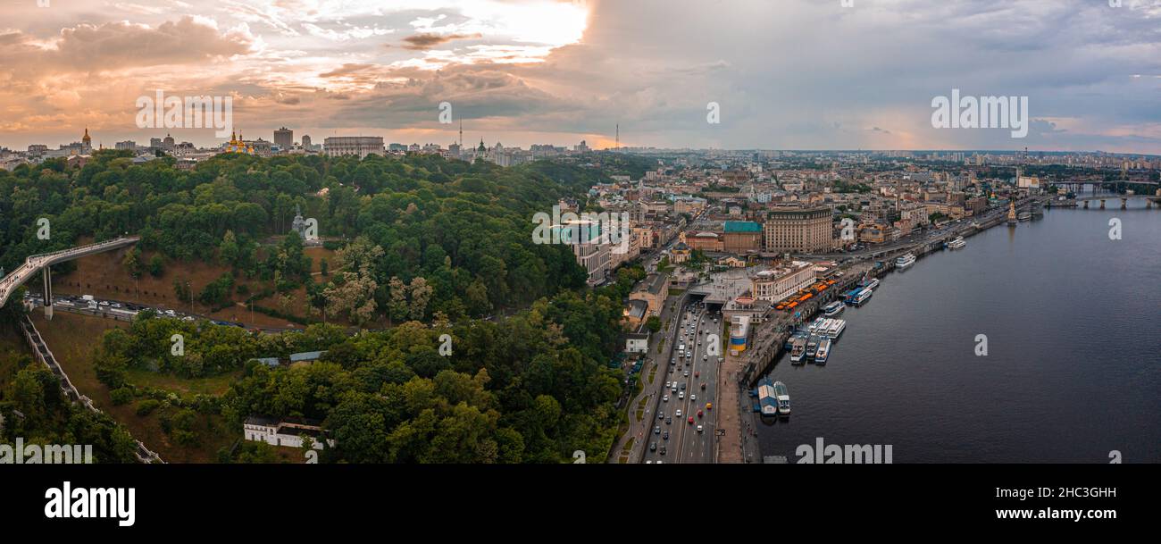 Sonnenuntergang über dem Sommer in Kiew mit dem Freundschaftsbogen der Völker. Stockfoto