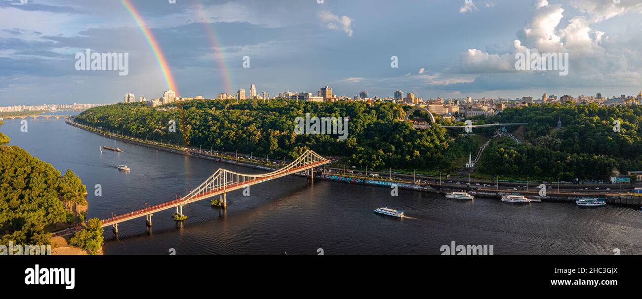 Panoramablick auf die Stadt Kiew mit einem wunderschönen Regenbogen über der Stadt. Stockfoto