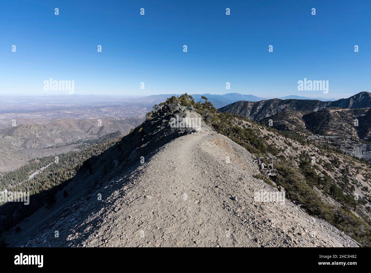 Blick auf den Devils Backbone Trail in der Nähe des Mt Baldy Gipfels in den San Gabriel Mountains im San Bernardino County California. Stockfoto