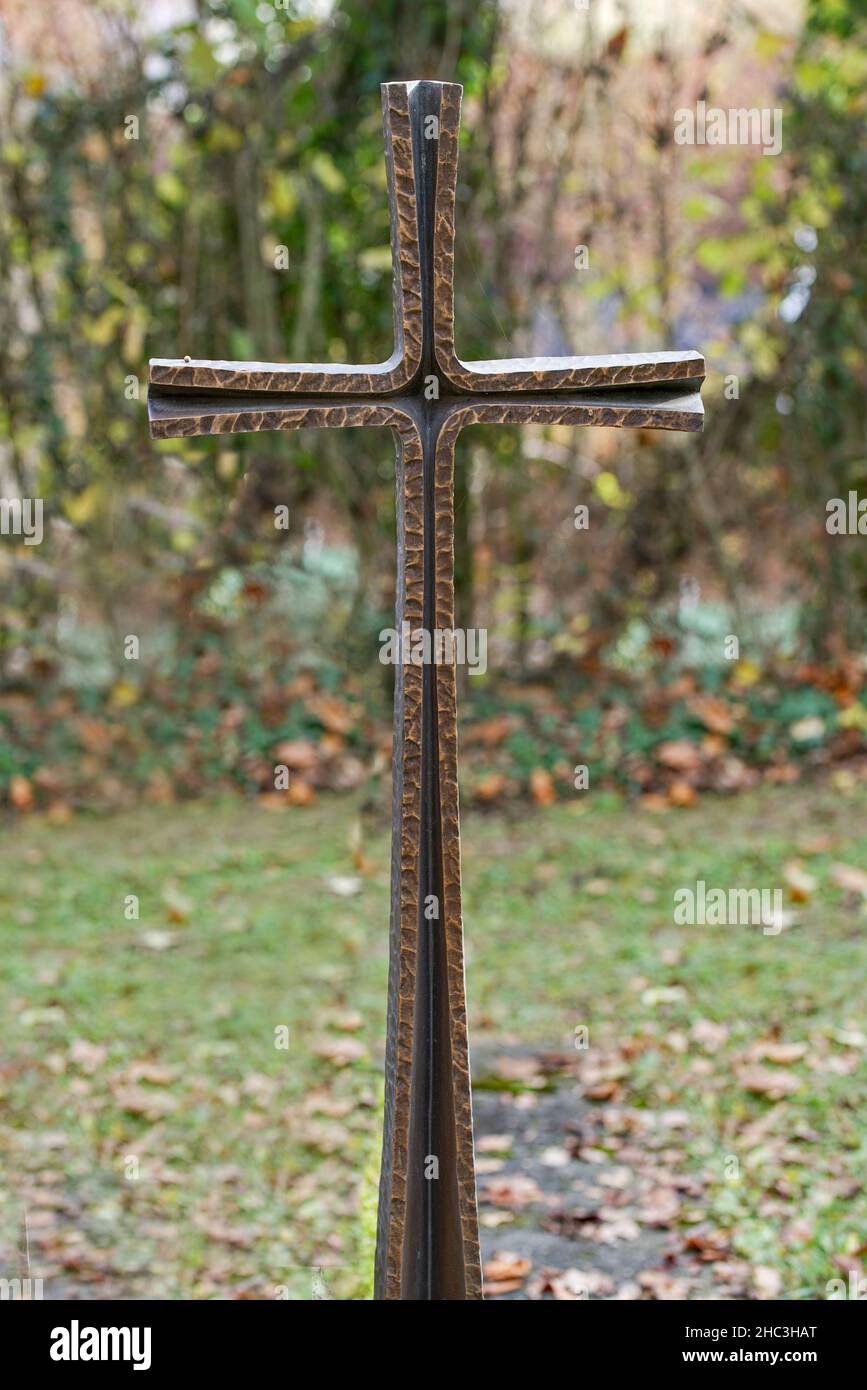 Grabkreuz aus Metall Stockfoto