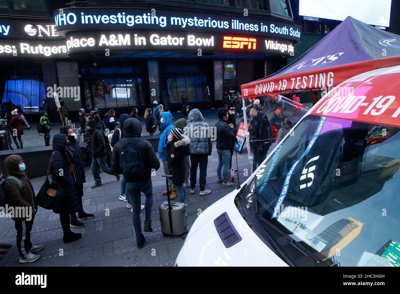 New York City, USA. 23rd Dez 2021. Menschen Lineup, um einen kostenlosen Covid-19-Test auf dem Times Square am 23. Dezember 2021 in New York City USA zu erhalten. Da in diesem Jahr voraussichtlich mehr Reisende auf die Luft und die Straße gehen werden, sind die Menschen angesichts des rasanten Anstiegs der neuen Covid-Variante Omicron in dieser Feriensaison ängstlicher geworden. Einigen Quellen zufolge unterschätzte die Stadt die Anzahl der Prüfstellen, die für die Betreuung der Gemeinden erforderlich sind; die langen Linien sind verantwortlich.(Foto: John Lamparski/Sipa USA) Quelle: SIPA USA/Alamy Live News Stockfoto