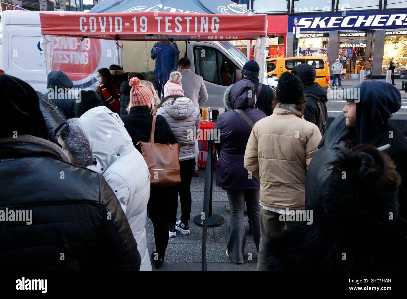 New York City, USA. 23rd Dez 2021. Menschen Lineup, um einen kostenlosen Covid-19-Test auf dem Times Square am 23. Dezember 2021 in New York City USA zu erhalten. Da in diesem Jahr voraussichtlich mehr Reisende auf die Luft und die Straße gehen werden, sind die Menschen angesichts des rasanten Anstiegs der neuen Covid-Variante Omicron in dieser Feriensaison ängstlicher geworden. Einigen Quellen zufolge unterschätzte die Stadt die Anzahl der Prüfstellen, die für die Betreuung der Gemeinden erforderlich sind; die langen Linien sind verantwortlich.(Foto: John Lamparski/Sipa USA) Quelle: SIPA USA/Alamy Live News Stockfoto