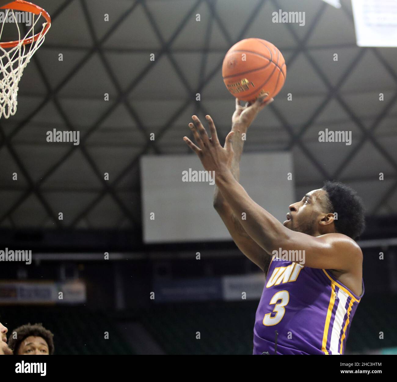 23. Dezember 2021 - der Wächter der Northern Iowa Panthers Tywon Pickford #3 schießt während eines Spiels zwischen den Wyoming Cowboys und den Northern Iowa Panthers während des Diamond Head Classic in der simplifi Arena im Stan Sheriff Center in Honolulu, HI - Michael Sullivan/CSM Credit: Cal Sport Media/Alamy Live News Stockfoto