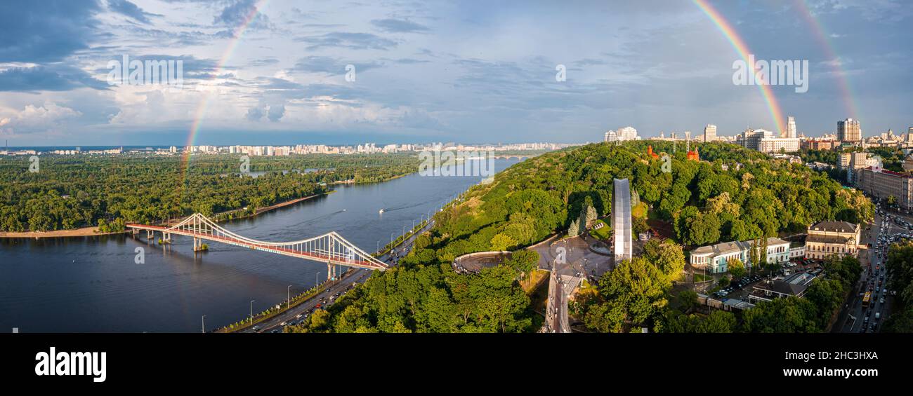 Panoramablick auf die Stadt Kiew mit einem wunderschönen Regenbogen über der Stadt. Stockfoto