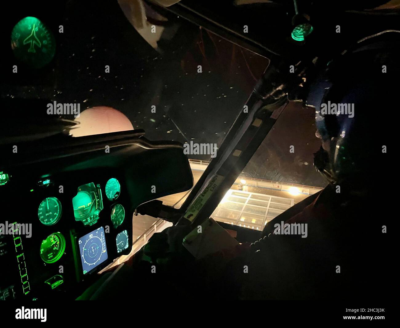 Eine Küstenwache-Luftstation New Orleans MH-65 die Dolphin-Besatzung medevacs einen Kreuzfahrtpassagier an Bord von Carnival Valor 218 Meilen südlich von Southwest Pass, Louisiana am 22. Dezember 2021. Der Mann wurde in das Universitätsklinikum verlegt und berichtete zuletzt, dass er sich in einem stabilen Zustand befand. (USA Foto der Küstenwache) Stockfoto