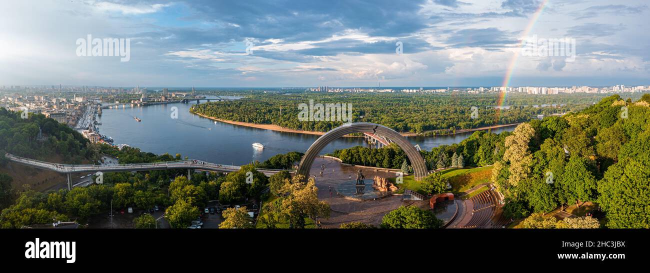 Panoramablick auf die Stadt Kiew mit einem wunderschönen Regenbogen über der Stadt. Stockfoto