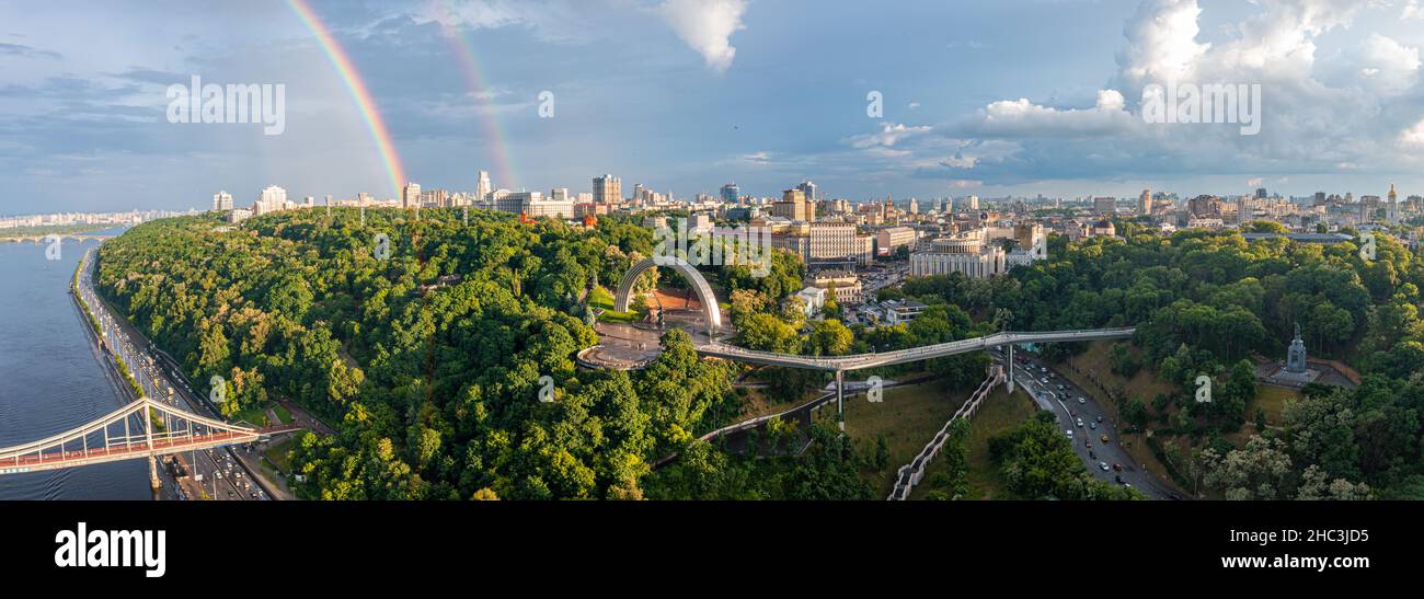 Panoramablick auf die Stadt Kiew mit einem wunderschönen Regenbogen über der Stadt. Stockfoto
