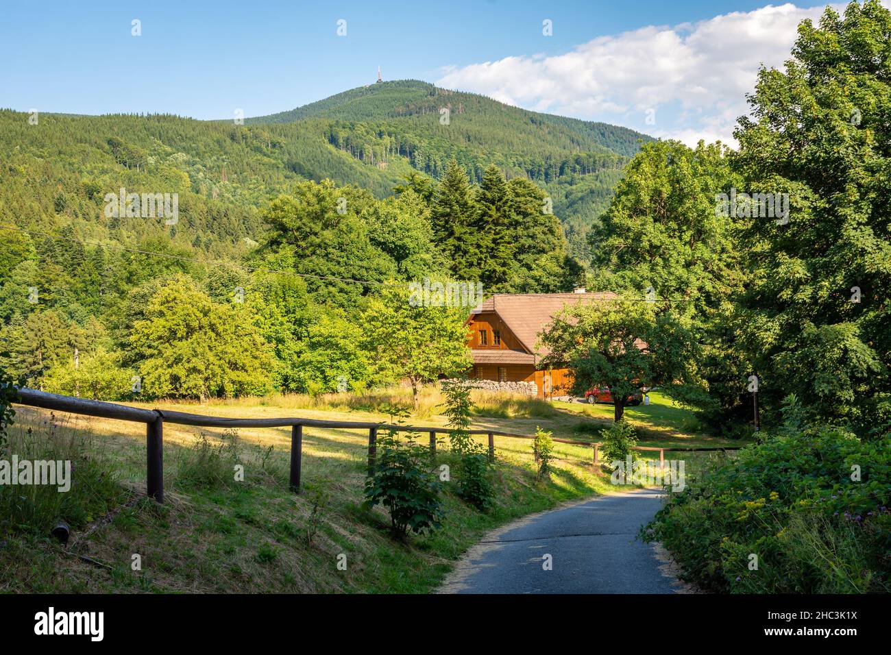 Blick auf Lysa hora, den höchsten Berg der Mährisch-schlesischen Beskiden-Gebirgskette in der Tschechischen Republik Stockfoto