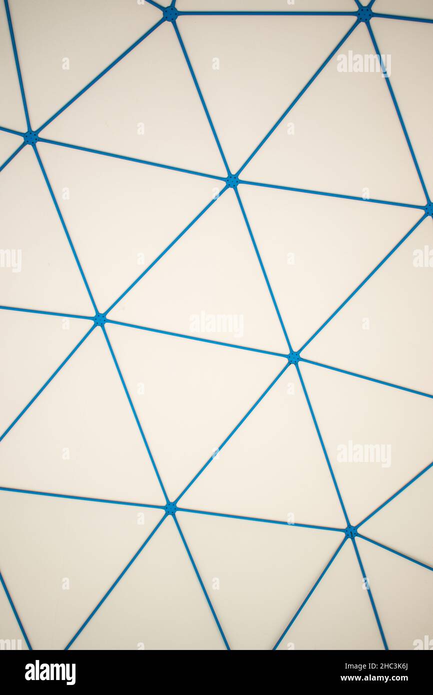 Hintergrund der Metallstruktur einer blauen Kuppel mit einigen Dreiecken Stockfoto