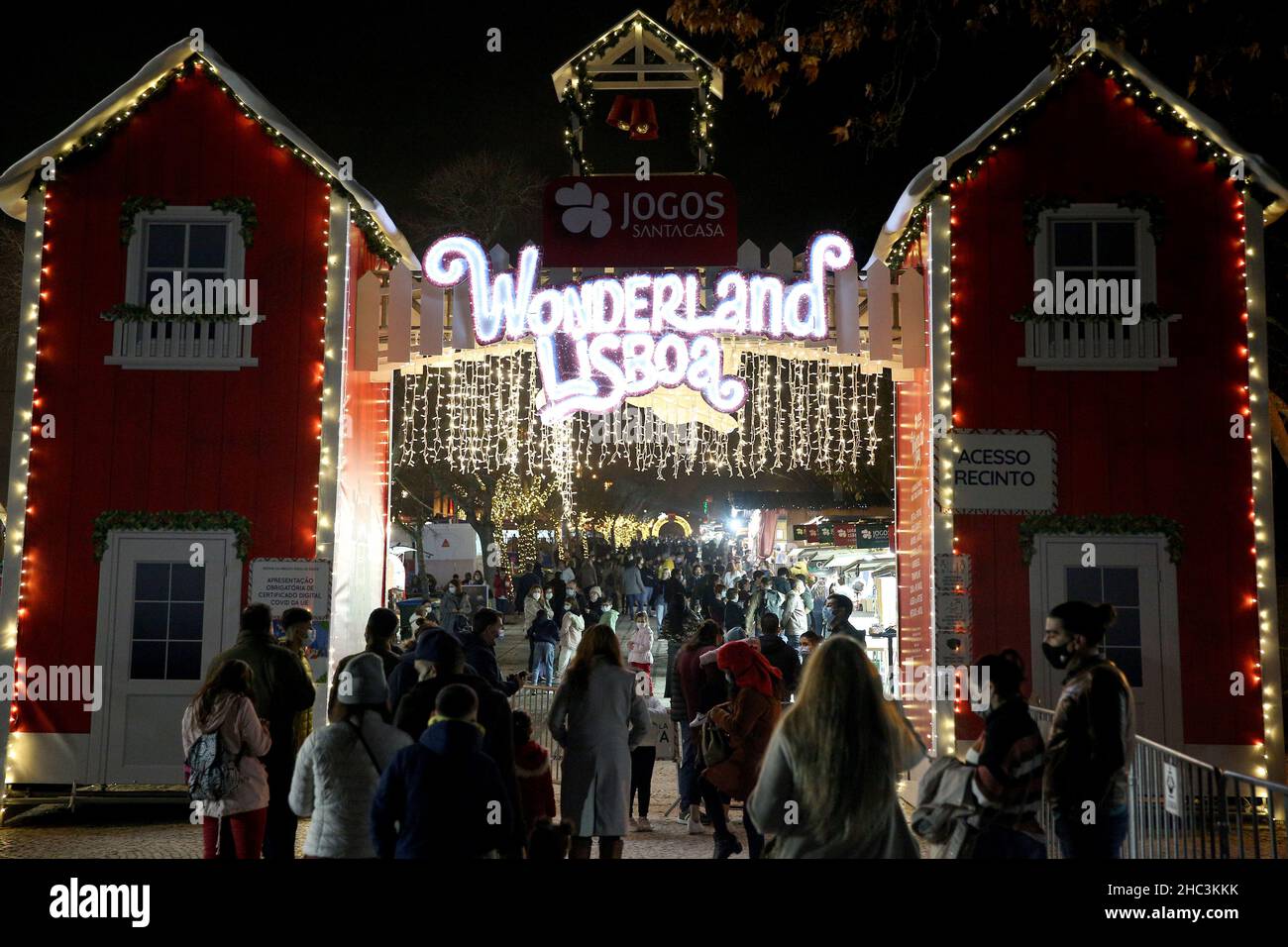 Lissabon, Portugal. 23rd Dez 2021. Menschen besuchen einen Weihnachtsmarkt in Lissabon, Portugal, 23. Dezember 2021. Quelle: Petro Fiuza/Xinhua/Alamy Live News Stockfoto