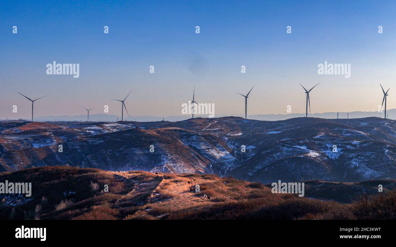 PINGLIANG, CHINA - 21. DEZEMBER 2021 - das Foto vom 21. Dezember 2021 zeigt ein dezentrales 125.000 kW-Windkraftwerk, das in Pinglian im Bau ist Stockfoto