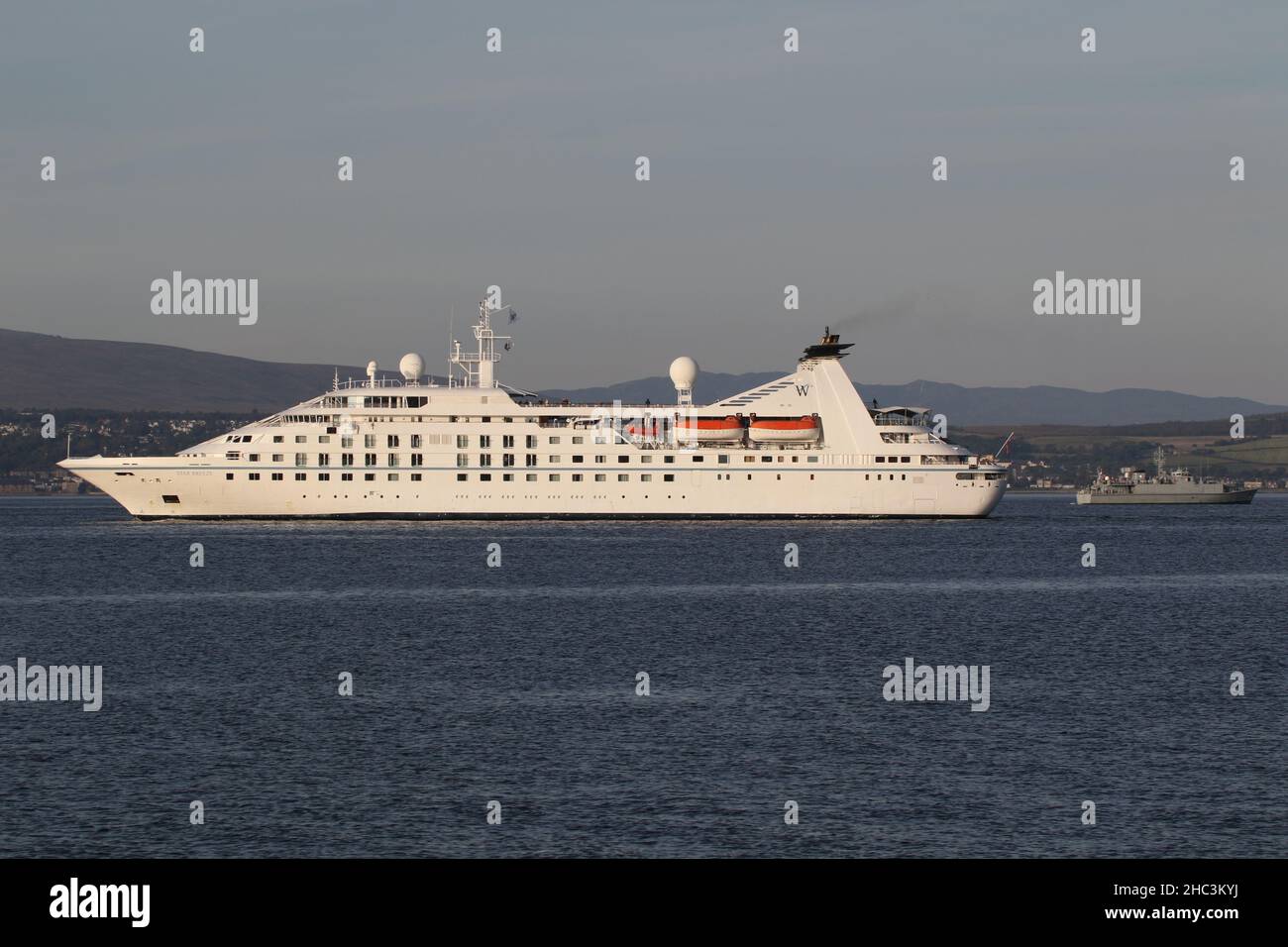 Star Breeze, ein von Windstar Cruises betriebenes Luxuskreuzfahrtschiff vor Greenock am Firth of Clyde, an dem die HMS Ramsey der Royal Navy teilnimmt. Stockfoto