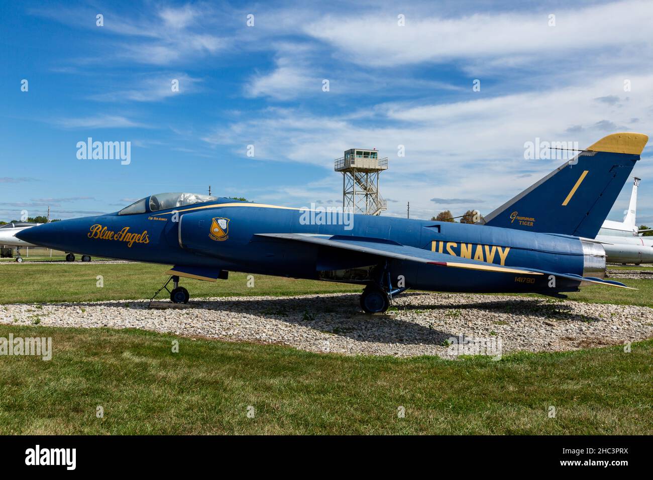 Ein überschallter United States Navy Blue Angels Grumman F-11F-1 Tiger auf Dauerausstellung im Grissom Air Museum in Bunker Hill, Indiana, USA. Stockfoto