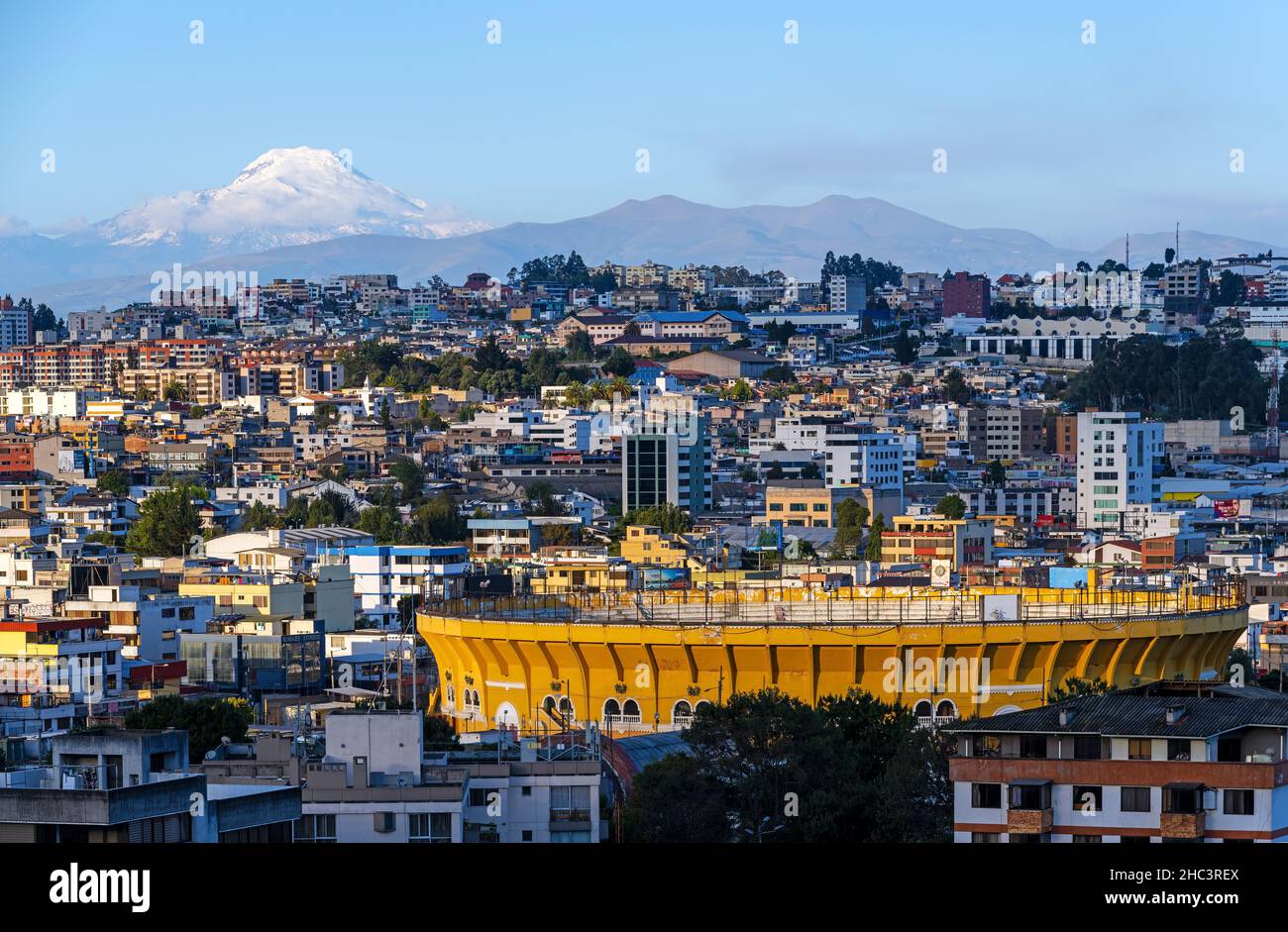Stierkampfarena und Vulkan Cayambe mit der Skyline von Quito, Ecuador. Stockfoto