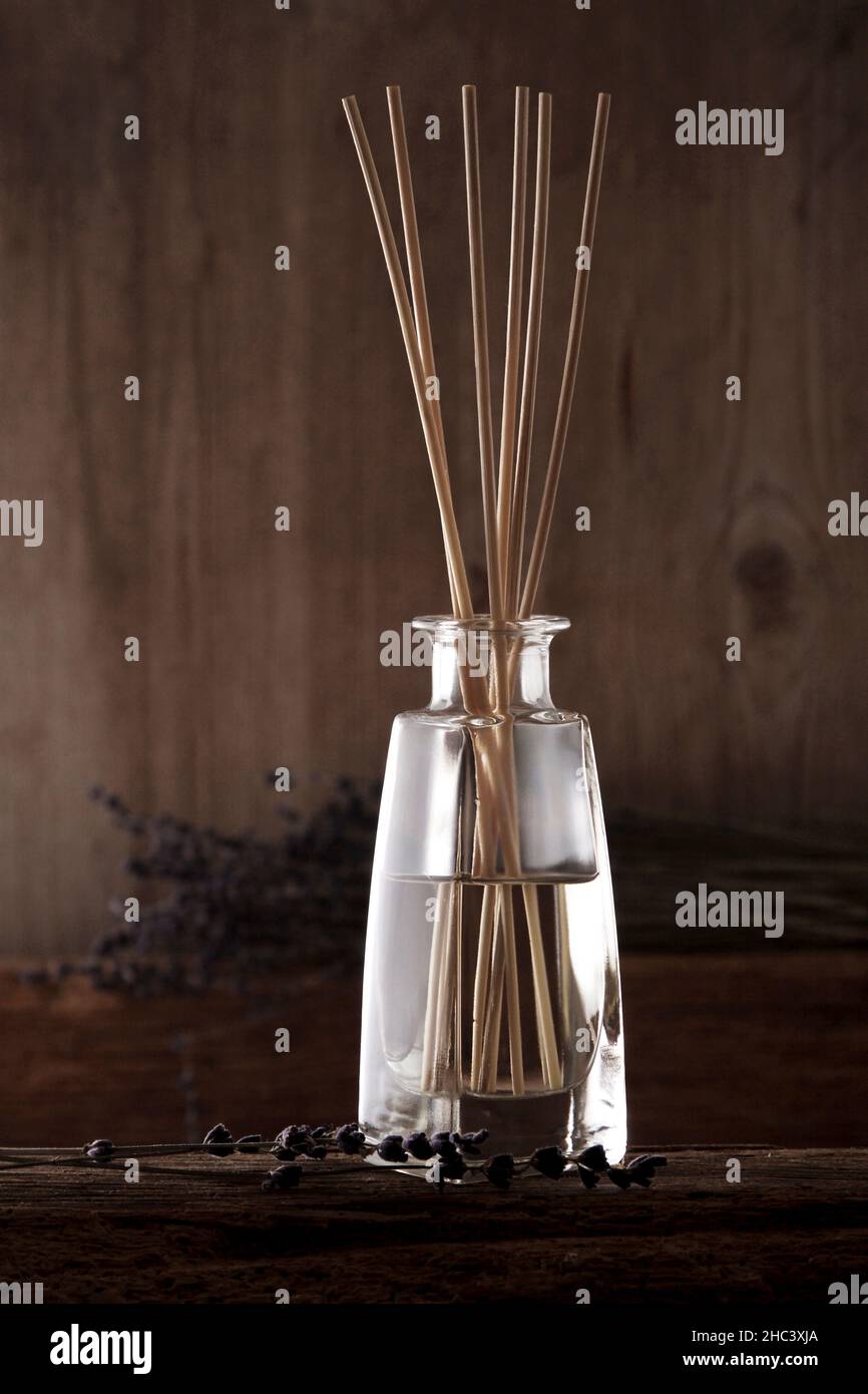 Duftstäbchen mit Lavendelaroma auf einem hölzernen Hintergrund Stockfoto
