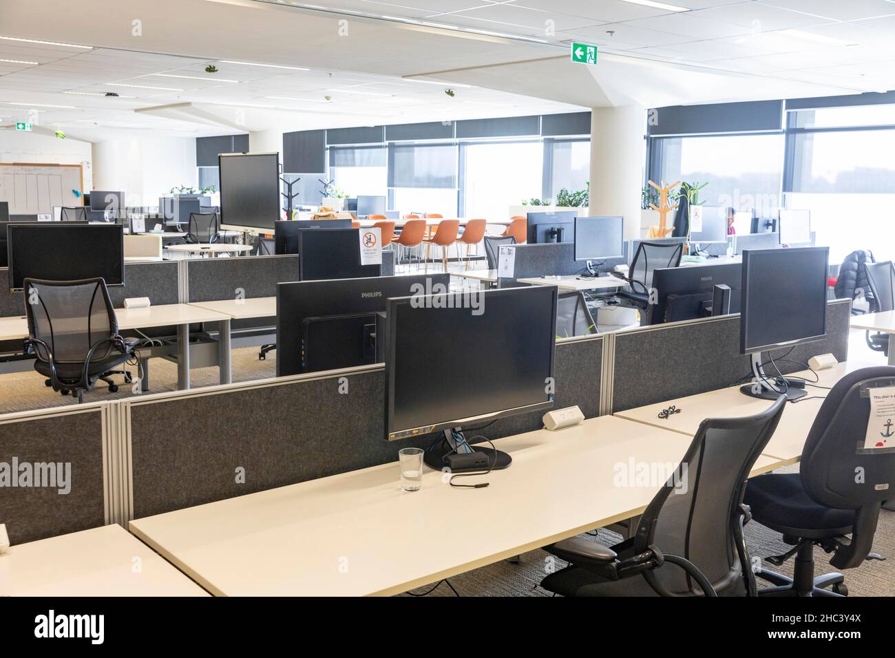 Auswirkungen von Covid auf 19, leere Unternehmensbüros, da Mitarbeiter während einer Pandemie von zu Hause aus arbeiten sollten, Bürogebäude in Sydney, Australien Stockfoto