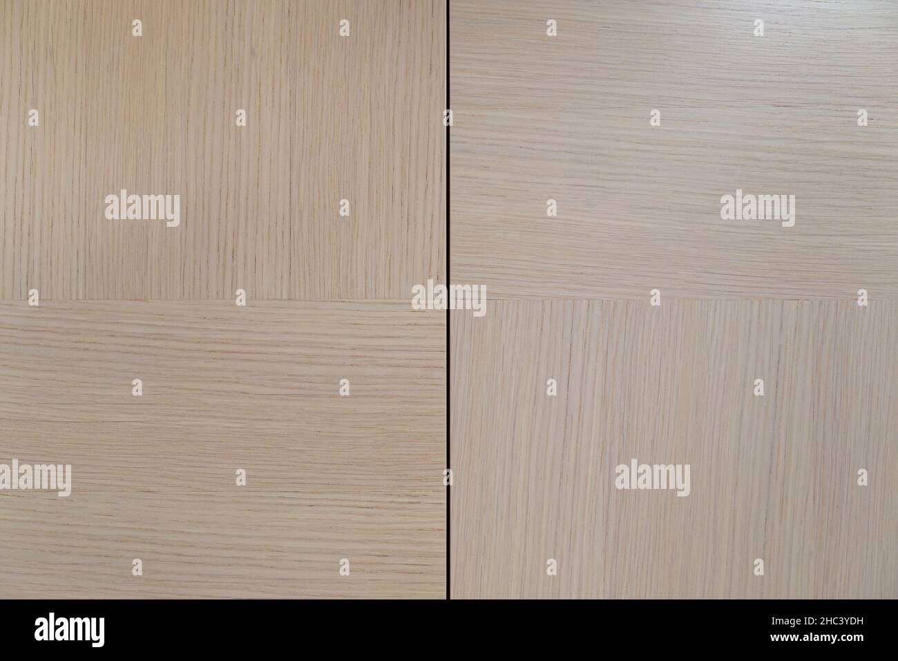 Hellbrauner oder beigefarbener Holzfußboden oder -Wand, Vorderansicht. Abstrakter, hochauflösender, strukturierter Hintergrund im Vollformat. Stockfoto