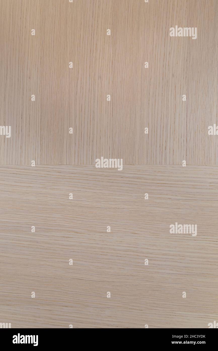 Hellbrauner oder beigefarbener Holzfußboden oder -Wand, Vorderansicht. Abstrakter, hochauflösender, strukturierter Hintergrund im Vollformat. Stockfoto